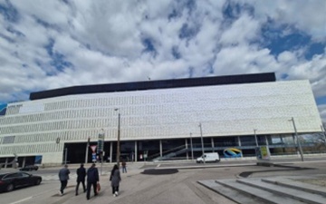 Außenaufnahme eines modernen Gebäudes mit weißer Fassade